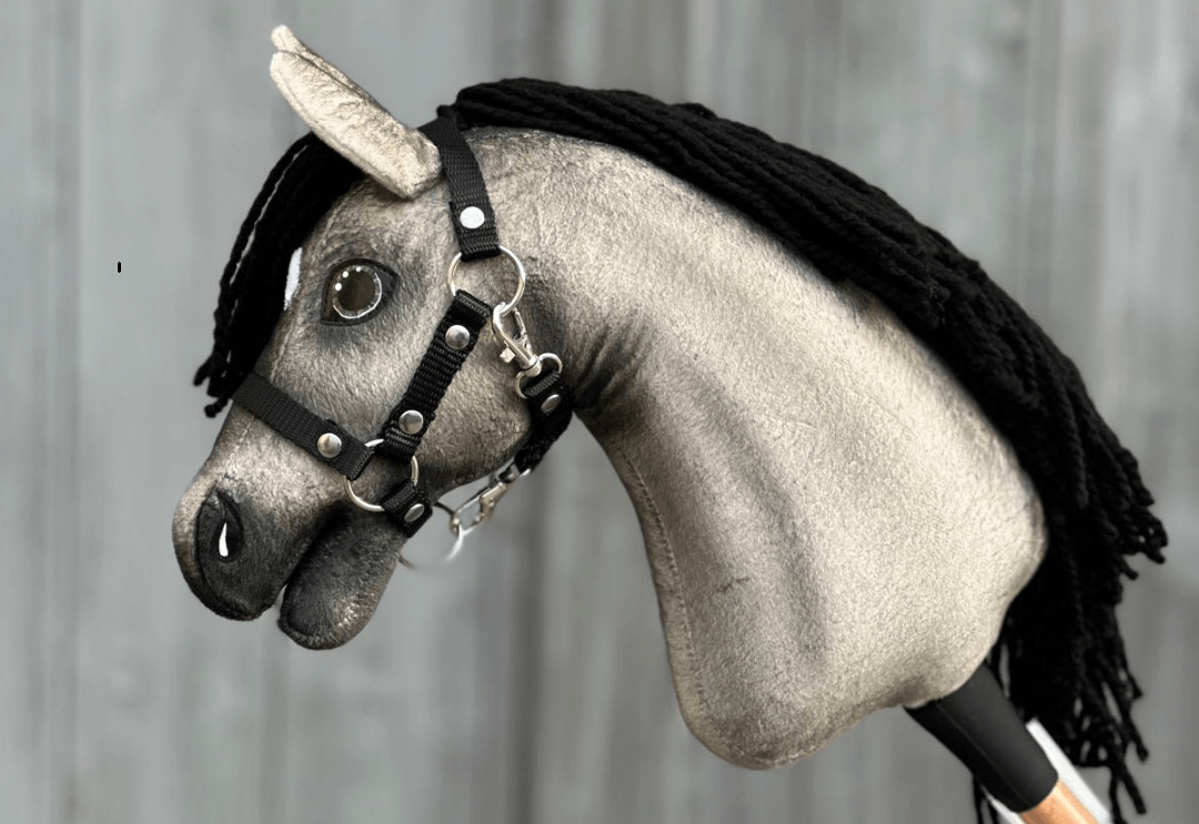 Hobby Horse LarDen w rozmiarze XS z szarą pluszową sierścią, czarną grzywą z włóczki i czarnym kantarem