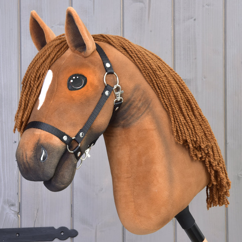 Hobby Horse Pippa z czarnym kantarem i zaplecioną grzywą