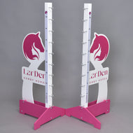 Dwa różowo-białe stojaki LarDen jump 110 cm / 43 inch od Hobby Horse LarDen z motywem głowy konia, oznaczeniami regulacji wysokości i metalowymi uchwytami na drążki, na szarym tle. Na podstawie nadrukowano „LarDen HOBBY HORSE”.