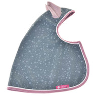 Płaszcz przeciwdeszczowy Best od Hobby Horse LarDen to szary śliniak z jasnoniebieskim wzorem bąbelków, różową lamówką i różową metką. Jest odpowiedni na każdą pogodę i ma łatwe zapięcie na napę u góry.