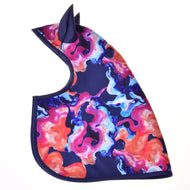 Płaszcz przeciwdeszczowy Rainbow (zimowy softshell) od Hobby Horse LarDen to zimowy kaptur softshell z ostro zakończonymi uszami i wirującym abstrakcyjnym wzorem w kolorach niebieskim, różowym, czerwonym i pomarańczowym na białym tle. Idealny jako dodatek do płaszczy przeciwdeszczowych lub akcesorium do Hobby Horse.