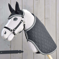 Zestaw Termo Czarna Królowa. Set Thermo Black Queen od Hobby Horse LarDen to pluszowy Hobby Horse z czarną pikowaną derką i pasującym ogłowiem, idealny jako stylowa dekoracja dla każdego miłośnika jeździectwa.