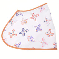 Derka Butterfly (softshell) Hobby Horse LarDen z białą bazą i brązowym wykończeniem, ozdobiona pomarańczowymi, fioletowymi i niebieskimi motylami oraz kwiatami, urocza derka dla Twojego Hobby Horse.