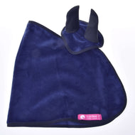 Zestaw Ciemny Niebieski (nauszniki + derka). Hobby Horse LarDen Set Dark Blue zawiera ciemnoniebieskie nauszniki z czarnym wykończeniem, różową metkę z białym tekstem i logo konia oraz dwie osłony na uszy — stylowy dodatek do każdego zestawu, pokazany na białym tle.