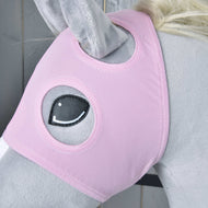 Zbliżenie na szarą pluszową zabawkę-konia noszącą Maskę konia bez uszu Różowa Hobby Horse LarDen, zmywalną maskę z haftowanym okiem i otworami na uszy. W tle widoczne są drewniane panele.