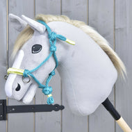 Sznurkowy kantar Turkusowy od Hobby Horse LarDen pokazany na pluszowym Hobby Horse z jasnoszarą głową, białą grzywą i niebieską uzdą, osadzonym na drewnianym kiju na tle szarej drewnianej ściany.