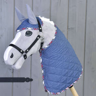 Zestaw Jeans od Hobby Horse LarDen, przedstawiający szarego Hobby Horse z niebieskim pikowanym derką i pasującym nausznikiem obszytym kratką, osadzonego na drewnianym kiju na tle szarego drewna.