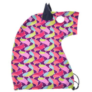 Ochraniacz Hobby Horse Bird (Lycra) od Hobby Horse LarDen ma kolorową tkaninę w kształcie jednorożca z jasnym wzorem ptaków, granatowym rogiem i uszami, ściąganym dołem oraz okrągłym otworem u góry — idealny do ochrony Hobby Horse.