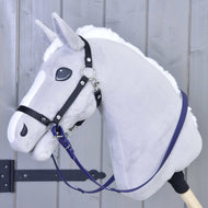 Zbliżenie na szarego pluszowego Hobby Horse od Hobby Horse LarDen z czarną uzdą, białą grzywą i zamocowanego na drewnianym kiju. Ma założone Wodze gumowane Ciemnofioletowe i jest pokazany na tle jasnoszarego drewna.