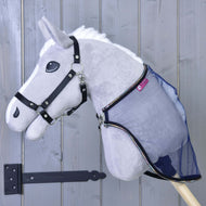 Pluszowy szary Hobby Horse LarDen z czarną uzdą i przypiętą Derka przeciw owadom LarDen, pokazany na tle jasnoszarych drewnianych drzwi z czarnym zawiasem.