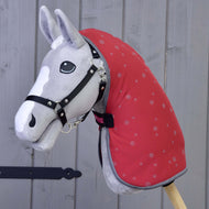 Pluszowy Hobby Horse od Hobby Horse LarDen z czarną uzdą i derką stajenną malinową, zamocowany na drewnianym kiju — idealny do kreatywnej zabawy i treningu konnego na dowolnym tle.