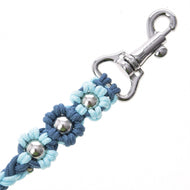 Zbliżenie na Hobby Horse LarDen Lead Rope Bloom Blue z niebieskiego plecionego materiału z metalowymi ozdobami w kształcie kwiatów i błyszczącym srebrnym zapięciem — idealna jako wysokiej jakości akcesorium do Hobby Horse.