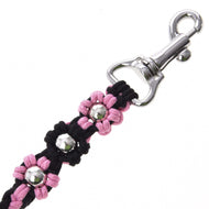 Zbliżenie na Hobby Horse LarDen Lead Rope Bloom Pink, czarną smycz z różowymi akcentami w kształcie kwiatów i srebrnymi ćwiekami, wykończoną błyszczącym metalowym zapięciem — idealna do prowadzenia lub lonżowania twojego Hobby Horse w stylowy sposób.