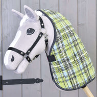 Zbliżenie na szarego Hobby Horse na kiju z czarnym kantarem i Derką stajenną Lemon Blue od Hobby Horse LarDen, na drewnianym tle.