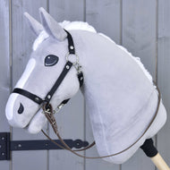 Szary Hobby Horse od Hobby Horse LarDen ma białą grzywę, czarną uzdę bezwędzidłową i jasnobrązowe wodze, zamocowany na drewnianym kiju przed szarym drewnianym płotem.