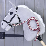 Hobby Horse - Dziana lonża Maroon od Hobby Horse LarDen przedstawia szarą filcową głowę z czarną uzdą i ręcznie dzianą bordowo-białą lonżą, osadzoną na drewnianym kiju na tle szarej drewnianej ściany.