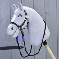 Wodze Basic Niebieskie od Hobby Horse LarDen pokazane na szarej pluszowej głowie Hobby Horse z czarną uzdą i niebieskimi wodzami ze sznura polipropylenowego na drewnianym kiju, na tle jasnoszarej drewnianej ściany.