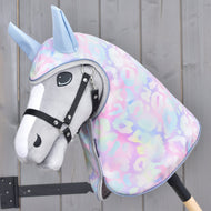 Jasnoszary Hobby Horse z czarnym kantarem w płaszczu przeciwdeszczowym Pallette, pastelowa panterka z jasnoniebieskimi uszami i srebrną lamówką
