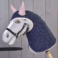 Hobby Horse LarDen Raincoat Pinkie Blue (softshell) przedstawia szaro-białego hobby horse z różowymi uszami i granatowym płaszczem w deszczowy wzór, z czarną uzdą, idealnego do zabawy w każdą pogodę, pokazanego na tle jasnej drewnianej boazerii.