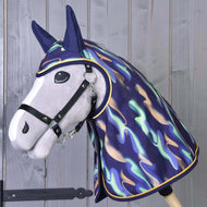 Pluszowy Hobby Horse z czarnym ogłowiem nosi płaszcz przeciwdeszczowy tęczowy Hobby Horse LarDen z błyszczącym wielokolorowym wzorem na głowie i szyi, na drewnianym tle.