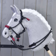 Zestaw sznurkowy Bordowy od Hobby Horse LarDen pokazany na tle szarej drewnianej ściany, z bordowymi sznurkami przeznaczonymi do Hobby Horse.
