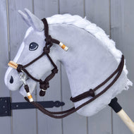 Zestaw sznurkowy Pomarańczowy od Hobby Horse LarDen, pokazany na tle drewnianego płotu, z pomarańczowym zestawem sznurkowym solidnie przymocowanym do wytrzymałego drewnianego kija.