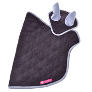 Rękawica kuchenna Set Purple od Hobby Horse LarDen ma pikowany czarno-szary wzór łapy, dwa białe wyściełane palce i różową metkę przy krawędzi, inspirowaną przytulnymi derkami do Hobby Horse dla komfortu i stylu.