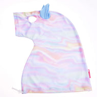 Hobby Horse LarDen Hobby Horse Protective Suit Rainbow (Lycra) to jednorożcowy pokrowiec na głowę w pastelowy wzór tie-dye z miękkim niebieskim rogiem, uchem, otworem na oko i sznurkiem ściągającym u dołu, pokazany na płasko na białym tle.