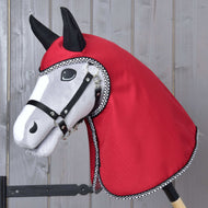 Płaszcz przeciwdeszczowy Czerwony Ferrari od Hobby Horse LarDen przedstawia szarego konia z czarną uzdą, ubranego w czerwony kaptur w stylu płaszcza przeciwdeszczowego z czarno-białym wykończeniem, osadzonego na kiju — idealny do zabawy w każdą pogodę.