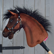 Hobby Horse Roger z boku, brązowy pluszowy Hanowerski z czarną grzywą i kantarem