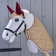 Zestaw Roma od Hobby Horse LarDen to pluszowy Hobby Horse z jasnoszarą twarzą, czarną uzdą, jasnobrązowym pikowanym okryciem i bordowym nausznikiem — idealny do kreatywnej zabawy lub do połączenia z zestawem derek.
