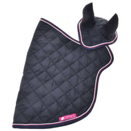 Zestaw Royal od Hobby Horse LarDen to czarna pikowana derka w romby, z różowo-białą lamówką, stojącymi osłonami na uszy i różową metką u dołu — łączy styl i funkcjonalność dla twojego konia.