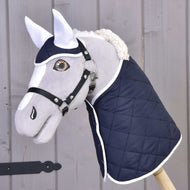 Zestaw Termo Niebieski od Hobby Horse LarDen przedstawia pluszową głowę Hobby Horse z białymi uszami, kantarem i granatową pikowaną derką — idealny jako uroczy akcent dekoracyjny konia.