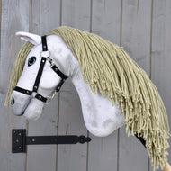 Hobby Horse Victory z czarnym kantarem - rozmiar M od Hobby Horse LarDen, z białą pluszową głową, długą żółtą grzywą z włóczki i czarnym kantarem, inspirowany klaczą andaluzyjską.
