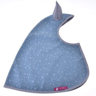 Płaszcz przeciwdeszczowy Blue Drops od Hobby Horse LarDen ma subtelny wzór bąbelków i spiczasty kaptur jak płetwa rekina — urocza inspiracja na dodatek do Hobby Horse na każdą pogodę.