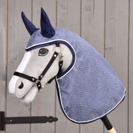 Hobby Horse LarDen Raincoat Jeans przedstawia pluszową głowę konia z czarną uzdą i niebieskim kapturem przeciwdeszczowym z osłonami uszu, pokazanym na tle drewna — idealny do kreatywnej zabawy w każdą pogodę.