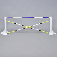 Przeszkoda 50 cm / 20 inch z dodatkowymi tyczkami od Hobby Horse LarDen, biało-żółta regulowana przeszkoda ze skrzyżowanymi drążkami i oznaczeniami wysokości — idealna do Hobby Horsing i zabawy w pomieszczeniach lub na zewnątrz.
