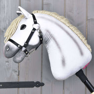 Hobby Horse LarDen Little Lady ma białą pluszową głowę z czarnym kantarem i kremową grzywą, osadzoną na czarnym kiju — idealna do kreatywnej zabawy.