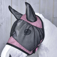 Biały koń nosi Hobby Horse LarDen Fly Mask De Luxe Pink, nadającą się do prania czarno-różową siatkową maskę zakrywającą uszy i pysk, stojąc na tle jasnoszarego drewnianego tła.