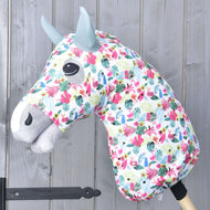 Kombinezon ochronny Hobby Horse LarDen Star (Lycra) od Hobby Horse LarDen to nadający się do prania, kolorowy pokrowiec, który nakłada się na głowę hobby horse i ułatwia czyszczenie.