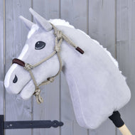 Sznurkowy kantar Nature Hobby Horse LarDen na szarym Hobby Horse na kiju z białą grzywą i kantarem sznurkowym, osadzonym na drewnianym drążku, idealny do kreatywnej zabawy.