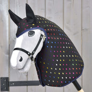 Płaszcz przeciwdeszczowy Iskrząca Królowa od Hobby Horse LarDen na szarym Hobby Horse z czarną uzdą i kapturem przeciwdeszczowym z kolorowymi kwadratami, osadzonym na drewnianym kiju — idealny do pełnych wyobraźni przygód w każdą pogodę.