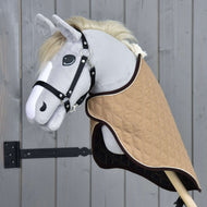 Szary materiałowy Hobby Horse od Hobby Horse LarDen, z czarną uzdą i derką podróżną Paris, osadzony na drewnianym kiju i ustawiony przed drewnianym płotem.