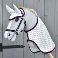 Zestaw Piękna Gwiazda od Hobby Horse LarDen przedstawia pluszowy model Hobby Horse z białą pikowaną derką, czarną uzdą i kompletem nauszników, stojący przy drewnianym płocie do stylowej i chronionej zabawy w wyobraźni.