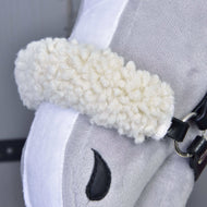 Zbliżenie na Zestaw Harmony Elsa od Hobby Horse LarDen, pokazujące biały, kręcony pluszowy nachrapnik, czarne ogłowie ze sztucznej skóry i haftowane czarne nozdrze na miękkiej szaro-białej tkaninie.