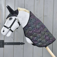 Hobby Horse LarDen Zestaw Dreamy na Hobby Horse z białym tułowiem, czarną uzdą i uszami oraz kolorową derką w kropki, pokazany na tle szarej drewnianej ściany.