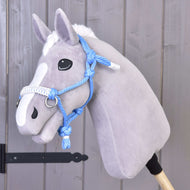 Sznurkowy kantar Niebieski od Hobby Horse LarDen na szarym pluszowym Hobby Horse z białą strzałką, niebieskim kantarem sznurkowym i czarnym uchwytem na kiju.