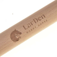 Zbliżenie na Dolny kij Wydłużony od Hobby Horse LarDen z wygrawerowanym logo głowy konia i napisem Hobby Horse LarDen.