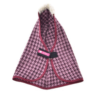 Derka Stajenna Winter Magic od Hobby Horse LarDen ma różowo-czarną tkaninę PES w pepitkę, bordowe wykończenie, puszysty biały kołnierz, czarne zapięcie na pasek i różową metkę Loff Petit — idealna, by dodać szykownego stylu twojemu Hobby Horse.