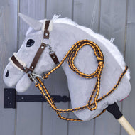 Zestaw Perfect Combination Brown od Hobby Horse LarDen to uroczy brązowy Hobby Horse z miękką grzywą, ogłowiem i wygodnym kantarem z futerkowym podszyciem na drewnianym kiju — uroczy dodatek do kolekcji akcesoriów do Hobby Horse.